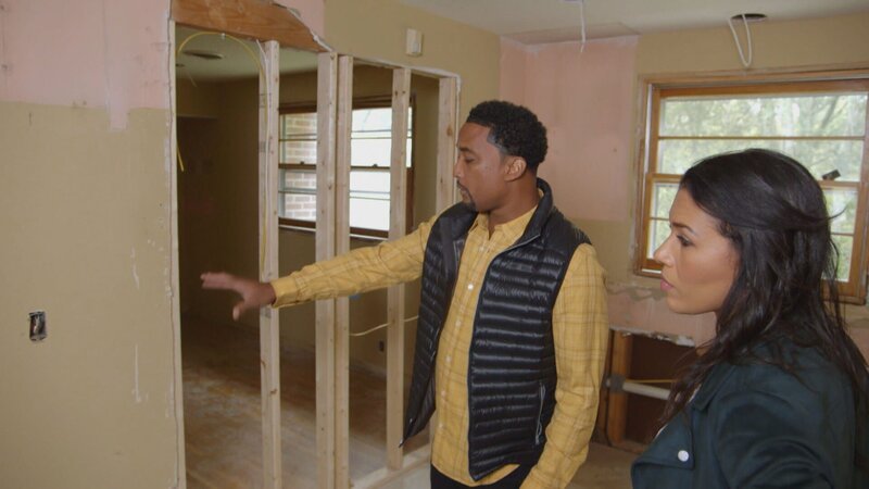 Ein Haus in ruhiger Nachbarschaft in Nashville hat perfekte Voraussetzungen, um es teuer zu verkaufen: drei Schlafzimmer und ein nahezu fertig ausgebauter Keller. Doch Page und DeRon freuen sich zu früh – das Haus zu verkaufen wird komplizierter als gedacht. – Bild: HGTV