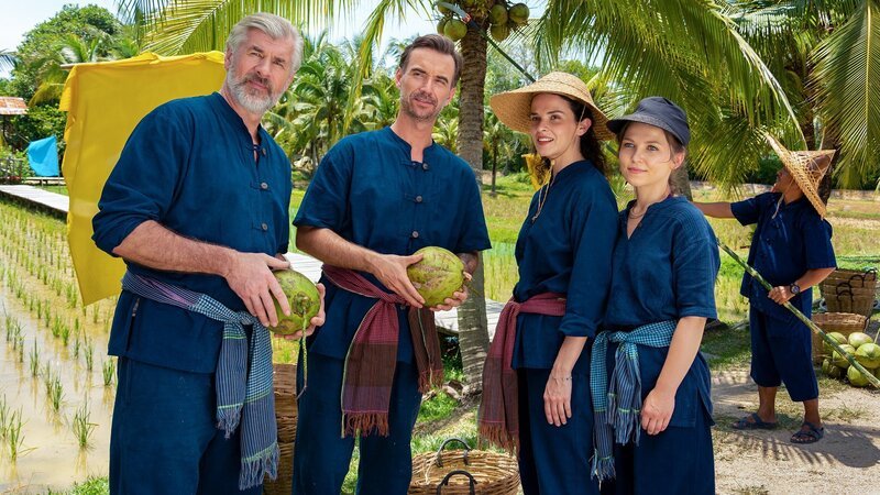 Auf zur Kokosnuss-Challenge, v.li.: Daniel Morgenroth als Martin Grimm, Florian Silbereisen als Max Parger, Maxine Kazis als Annika Ehler, Marija Mauer als Melly Sturm mit unidentifiziertem Nebendarsteller – Bild: SRF/​ZDF/​Dirk Bartling