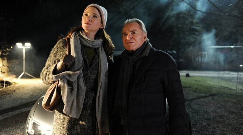 Dr. Winter (Fritz Wepper) und Tochter Alexandra (Sophie Wepper) in ihrem letzten Fall, bei dem es um den Mord an einem aufstrebenden Brauereibesitzer geht. – Bild: PLURIMEDIA (ARD Degeto /​ Kerstin Stelter)