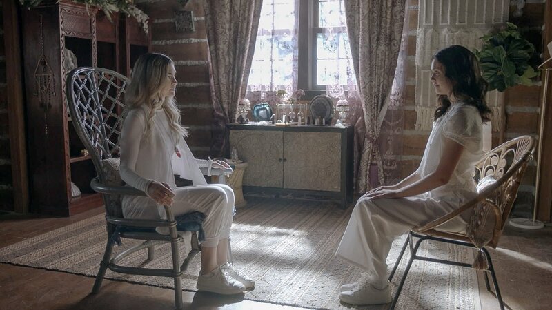 Lizzie Saltzman (Jenny Boyd, l.); Josie Saltzman (Kaylee Bryant, r.) – Bild: The CW Network, LLC