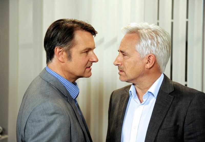 Thomas (Gerry Hungbauer, r.) macht Drechsler (Klaus Christian Schreiber, l.) entschlossen eine Kampfansage. – Bild: ARD/​Nicole Manthey
