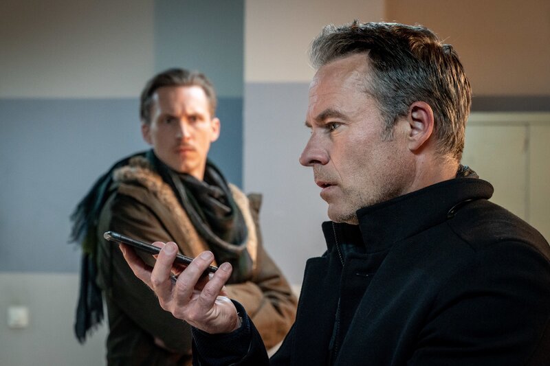 Jan Maybach (Marco Girnth, r.) gelingt die Flucht nach vorn, als er Moritz Brenner (Johannes Hendrik Langer, l.) seine Drogenvergangenheit beichtet und das Geständnis auf Moritz’ Mobiltelefon aufzeichnet. – Bild: Uwe Frauendorf /​ ZDF