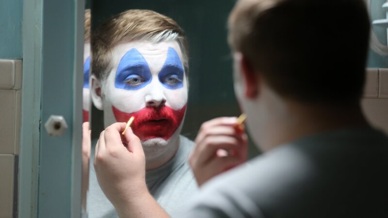 Gacy transforming into Pogo the clown. – Bild: Discovery Communications
