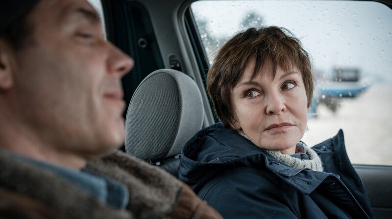 Dr. Brunner (Max Hopp) springt über seinen Schatten und bittet Karin Lossow (Katrin Sass) um Hilfe. – Bild: NDR/​ARD Degeto/​Alexander Fischerkoesen