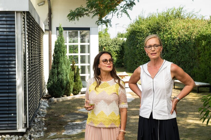 Im Garten der Entzugsklinik „Villa Uma“ spricht Sylvie Eckert (Katja Weitzenböck, r.) mit ihrer Patientin Anabelle Winter (Sonja Kirchberger, l.) über die grausame Tat. Die beiden scheinen ein vertrautes Verhältnis zueinander zu pflegen. – Bild: ZDF und Markus Fenchel