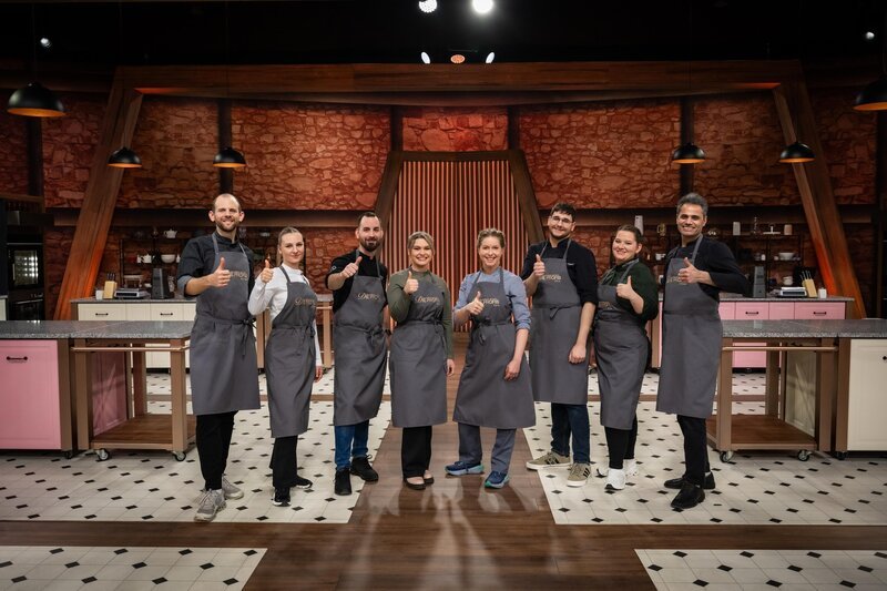 (v.l.n.r.) Michael; Lina; Sven; Gina; Vera; Péter; Anna; Allreza. – Bild: Joyn /​ Claudius Pflug