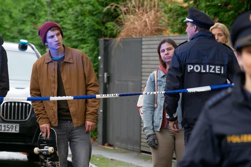 Unter die Schaulustigen am Tatort hat sich auch Nico „Krake“ Bauer (Luke Matt Röntgen, l.) gemischt. – Bild: Erika Hauri /​ ZDF