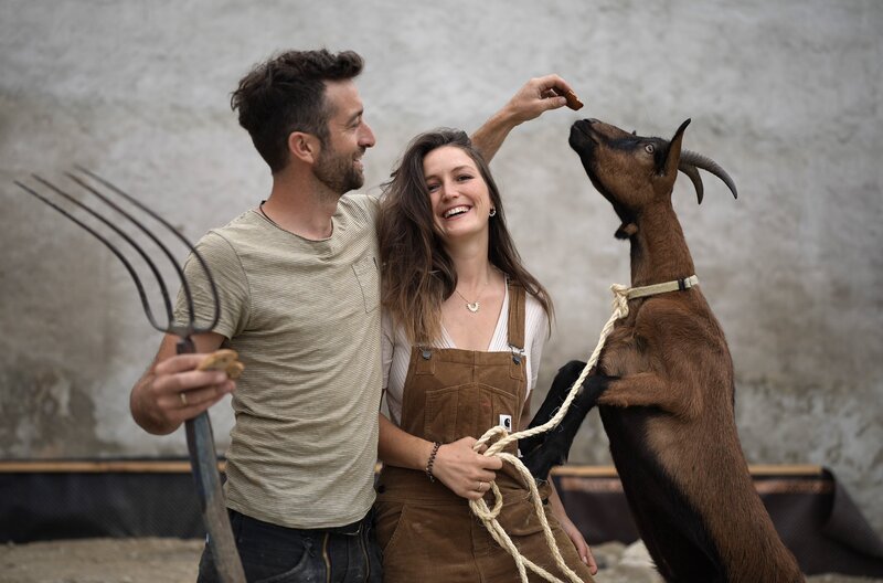 Patrick und Geraldine versuchen, ihr Leben als Influencer:innen und Landwirt:innen unter einen Hut zu bringen. In Klettgau an der Schweizer Grenze nehmen sie ihre Kinder auch mit zur Arbeit auf der Kuhweide. – Bild: SWR /​ SWR Presse/​Bildkommunikation