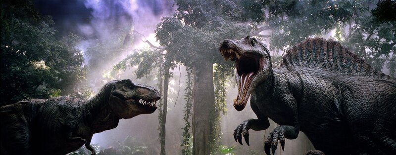 Jurassic Park III: Dem Paläontologen Dr. Grant fehlt das Geld für die Erforschung der Intelligenz von Velociraptoren. Das Angebot des Ehepaares Paul und Amanda Kirby, eine Expedition in ein Saurier-Reservat zu finanzieren, kommt ihm da gerade recht. Beim Überflug der Isla Sorna kommt es zur Bruchlandung. Die Insel gilt seit Grants Überlebenskampf gegen den Tyrannosaurus Rex als absolutes Sperrgebiet. Mit gefräßigen Spinosaurieren hat sich dort aber inzwischen eine noch viel gefährlichere Spezies entwickelt. – Bild: ORF/​Universal