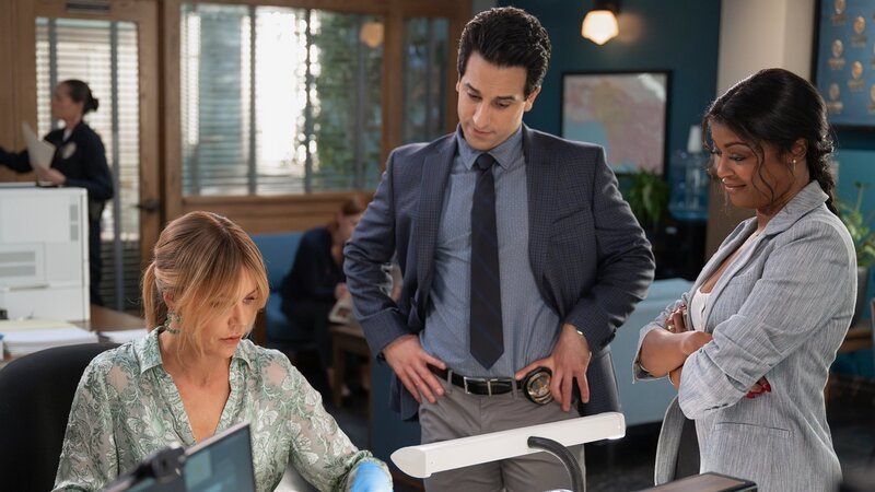Puzzleteile eines Verbrechens, v.li.: Kaitlin Olson als Morgan Gillory, Deniz Akdeniz als Lev Osman, Javicia Leslie als Daphne Forrester – Bild: SRF/​Disney