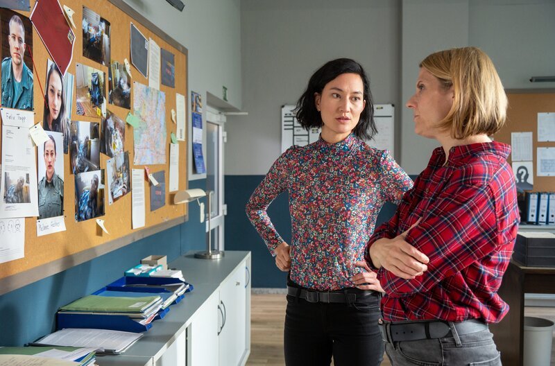Pauline Hobrecht (Agnes Decker, l.) und Tamara Meurer (Anja Pahl, r.) grübeln über das Rätsel, was ihnen der Tote hinterlassen hat. Wenn sie das gelöst haben, wissen sie auch, wo er die Bombe versteckt hat. – Bild: ZDF und Britta Krehl