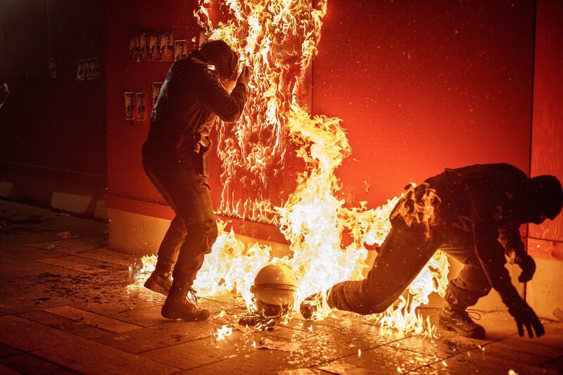Bei einer Demonstration gegen Polizeigewalt wirft ein Unbekannter aus der Menge eine Brandbombe, durch die eine Polizistin schwere Verbrennungen erleidet. – Bild: Johan Paulin /​ ZDF und Johan Paulin