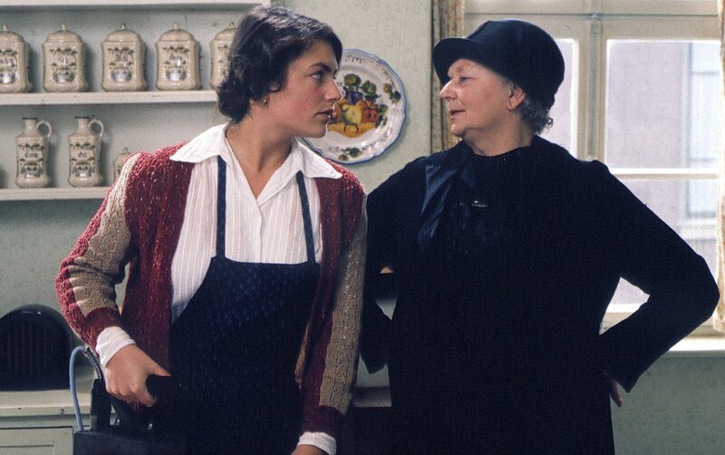 Oma Soleder (Franziska Stömmer) und Traudl Grandauer (Christine Neubauer, links). – Bild: BR/​Tellux-Film GmbH