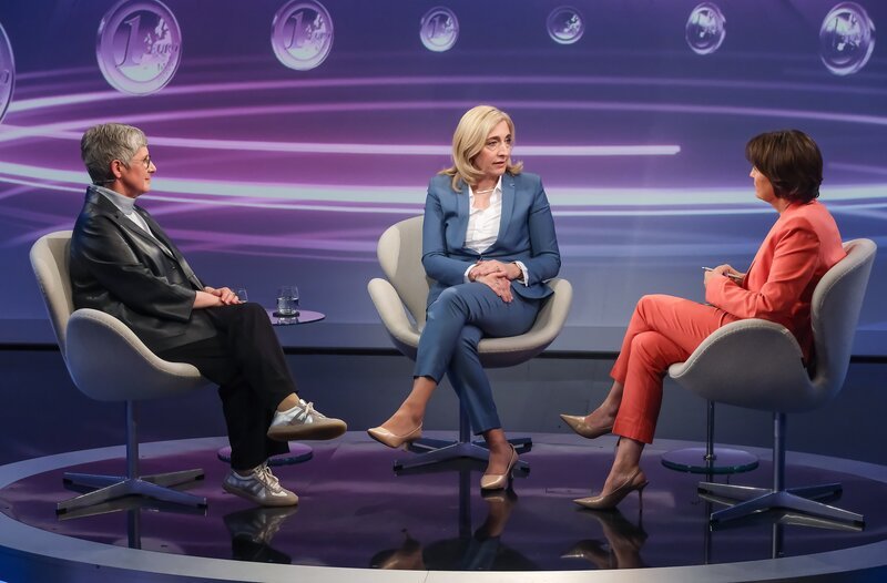 Zu Gast bei Moderatorin Sandra Maischberger (r.): v.l.n.r. Britta Haßelmann (B’90/​Grüne, Fraktionsvorsitzende), Nina Warken (CDU, Bundesgesundheitsministerin) – Bild: WDR/​Oliver Ziebe