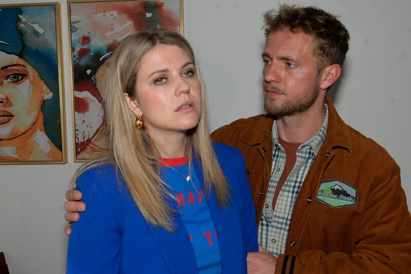 Alicia (Josefin Bressel) wird bei Paul (Niklas Osterloh) klar, dass sie ihre berufliche Chance vertan hat. Paul merkt, dass sie sich zu viel zugemutet hat. – Bild: RTL