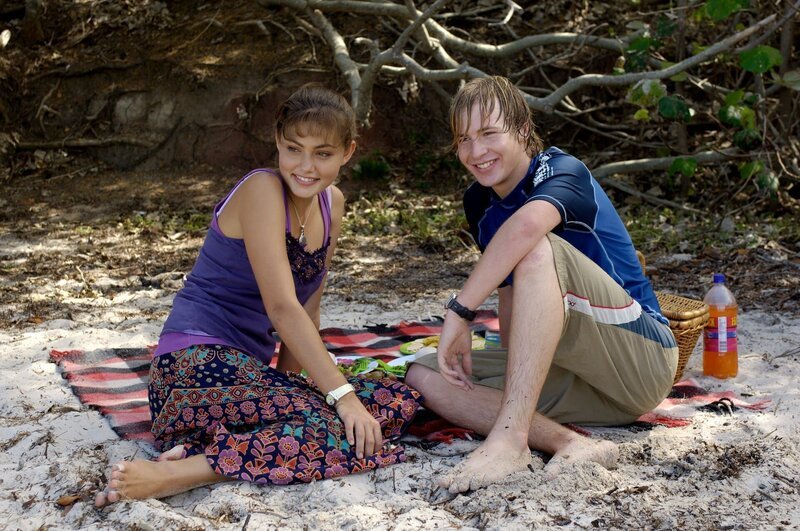 Phoebe Tonkin (Cleo), Angus McLaren (Lewis). – Bild: ZDF und Jasin Boland