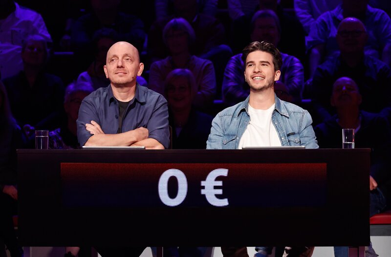 Rateteam-Kapitän Bernhard Hoëcker (l.) und der Sänger und Songwriter Octavian Rasinariu bilden ein Rateteam. – Bild: ARD/​Morris Mac Matzen