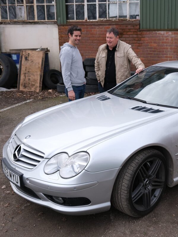 L-R: Elvis and Mike next to a Mercedes SL 55 AMG. – Bild: Discovery Channel /​ Betty EVO 2 /​ © 2022, Discovery, Inc. All Rights Reserved.