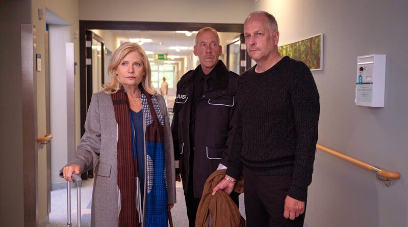 Isa von Brede (Sabine Postel, l.) und ihr Bruder Egin (Frank Röth, r. mit Komparse, h.) sind bereit für die Knochenmarkspende. – Bild: ARD/​Georges Pauly