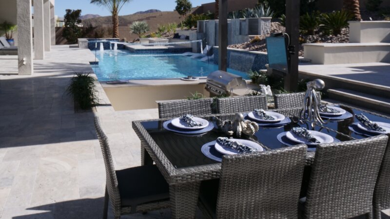 Finished backyard pool and grill cooking area, as seen on Pool Kings. – Bild: Travel Channel /​ Scripps