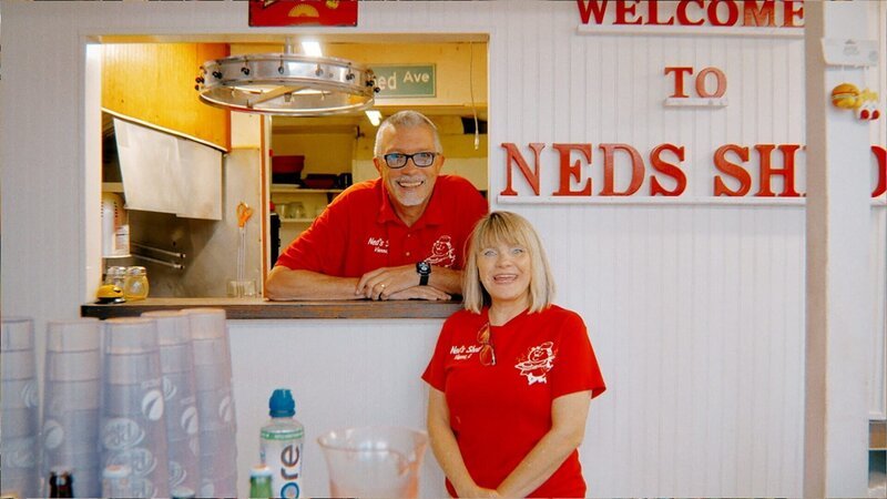 Kevin und Angie Breeden sind die Eigentümer von Viennas bekanntestem Lokal „Ned’s Shed“. Er arbeitete bis zur Pensionierung im lokalen Gefängnis – „ a pretty shitty Job“, Jetzt hat Kevin eine neue Chefin: seine Frau Angie. – Bild: ORF/​Gerhard Jelinek