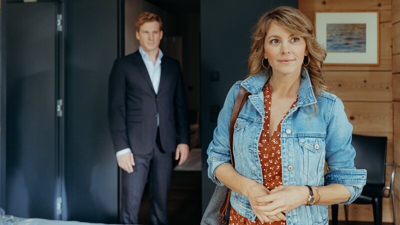 Katharina (Luise Bähr) ist nicht nur von der Wohnung begeistert, die ihr der Makler Lukas Schlosser (Felix Everding) zeigt. – Bild: Sabine Finger Fotografie /​ ZDF