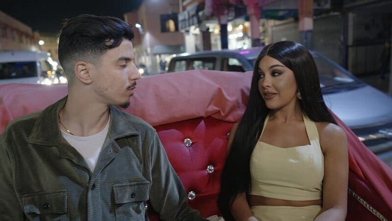 Emma Perry and Ziad El Bouyahyaoui sit on a carriage ride. – Bild: Warner Bros. Discovery, Inc. or its subsidiaries and affiliates. All rights reserved.