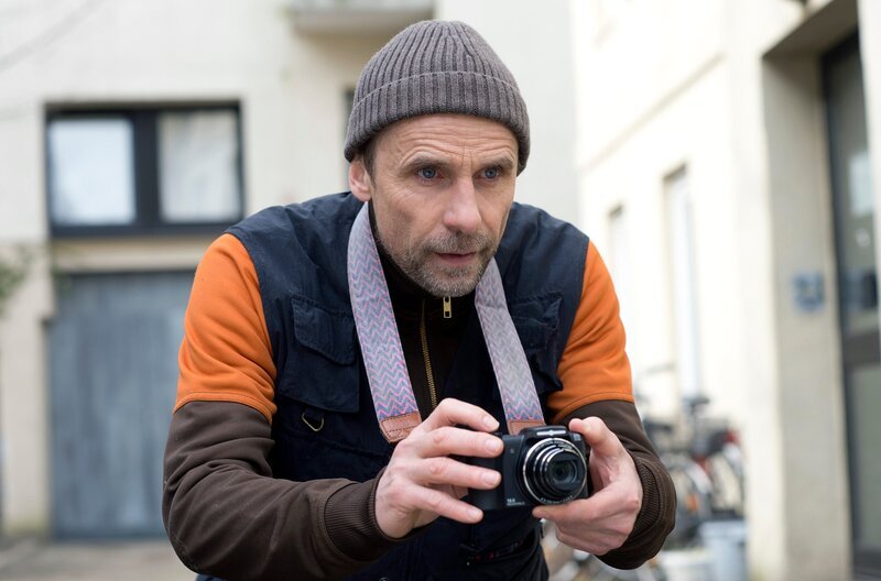 Hecke (Jan Georg Schütte), ein sympathischer Loser, fühlt sich zum Katzenfotografen berufen. – Bild: ARD/​Thorsten Jander
