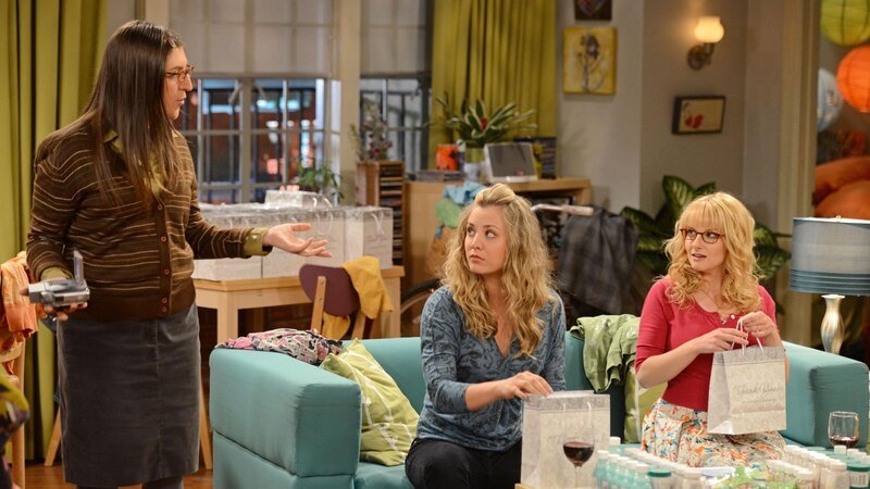 L-R: Amy Farrah Fowler (Mayim Bialik), Penny (Kaley Cuoco), Bernadette (Melissa Rauch) – Bild: MAX Hungary