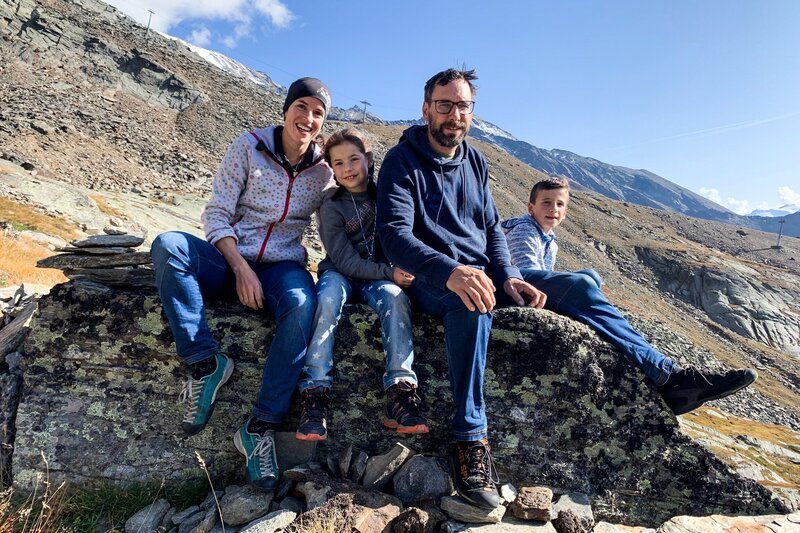 SRF bi de Lüt – Hüttengeschichten Staffel 9 Weissmieshütte VS: Hüttenwarte Carla (l.) und Roberto (2.v.r.) Arnold mit ihren Kinder Gian (r.) und Ladina (2.v.l.) – Bild: SRF