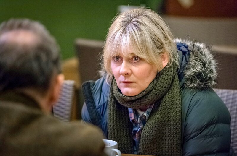Catherines (Sarah Lancashire) Verdacht, dass Tommy etwas mit dem Tod ihrer Kollegin Kristen zu tun haben könnte, erhärtet sich, als sie eine Verbindung zwischen dem Unfall und der Entführung von Nevisons (George Costigan) Tochter entdeckt. – Bild: Ben Blackall/​Red Production Company