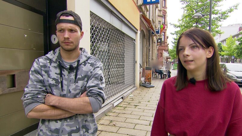Angelique und Mike müssen Sozialstunden ableisten. – Bild: RTLZWEI /​ Madame Zheng