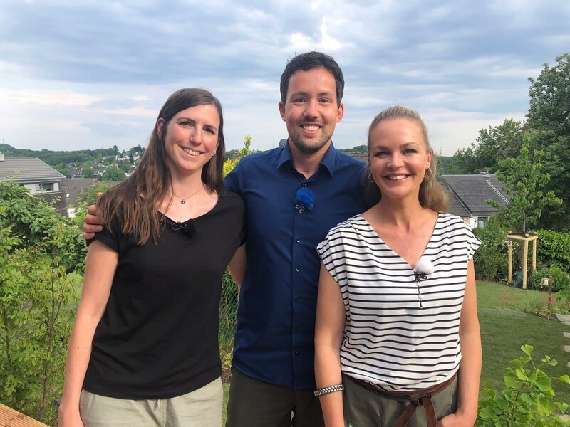 Der Garten von Constanze (l.) und Andreas Radek (M.) ist abschüssig und besteht nur aus einer grünen Wiese. Die beiden Biologen wünschen sich eine üppige Bepflanzung, die Insekten und Vögel anzieht. Die Gartenprofis Dennis Thiele und René Pütz erarbeiten passende Konzepte für den Garten, Familie Radek entscheidet dann, wer sein Konzept umsetzen darf. – Bild: ZDF und Gunther Weber./​Gunther Weber