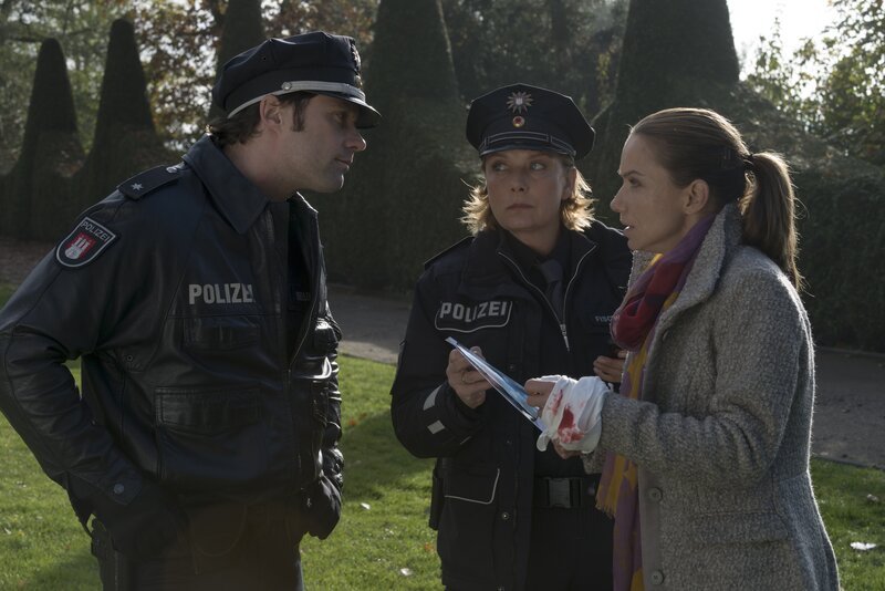 Mattes (Matthias Schloo, l.) und Claudia (Janette Rauch, M.) haben die Frau (Antje Westermann, r.) im Park gefunden, deren Baby entführt wurde, können aber kaum zu ihr durchdringen. Sie ist wie von Sinnen. – Bild: ZDF/​Boris Laewen