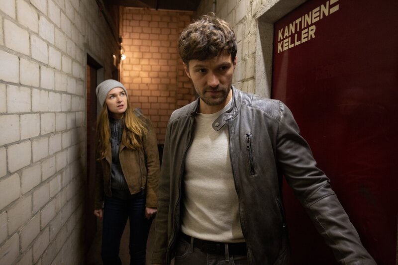 Lucy (Josephin Busch, l.) und Alex (Aleksandar Radenkovic, r.) sind Lehmann gefolgt und hoffen, Andreas Kramer zu finden. – Bild: Delia Woehlert /​ ZDF