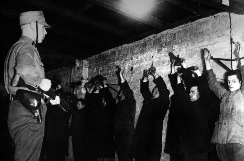Berlin, 1933: politische Gegner der Nationalsozialisten nach ihrer Verhaftung im Keller eines SA-Sturmlokals, aufgereiht an einer Mauer – Bild: Scherl/​Süddeutsche Zeitung Photo