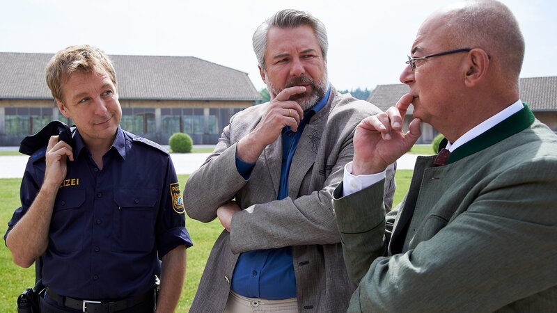 Die Ermittlungen im Mordfall auf dem Reiterhof gestalten sich kniffliger als zunächst angenommen für Polizeidirektor Achtziger (Alexander Duda, r.), Kommissar Stadler (Dieter Fischer, M.) und Polizeihauptmeister Mohr (Max Müller, l.). – Bild: ZDF