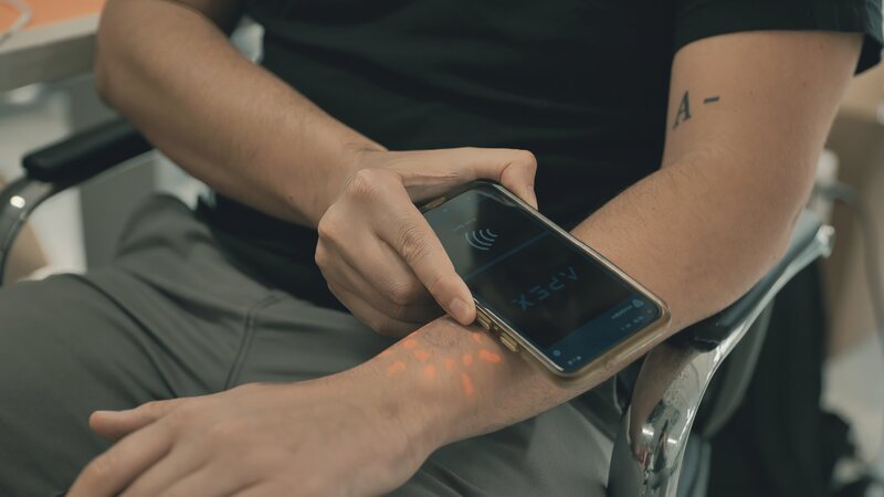 Auch die Optimierung des menschlichen Körpers, sogenanntes Biohacking, ist Ausdruck libertären Gedankenguts. Eine Möglichkeit dabei sind Chip-Implantate. – Bild: ZDF und Hikari