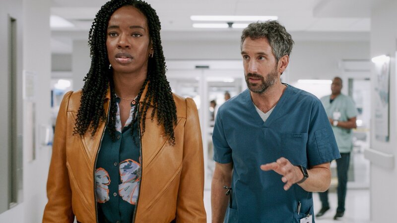 Sie sind sich selten einig: Ayisha Issa als June Curtis, Gord Rand als Mark Novak – Bild: SRF/​NBC