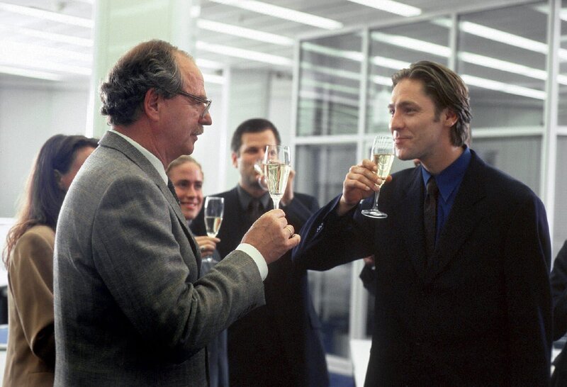 Nach 25 Jahren ist dies der letzte Arbeitstag für Karl Weiss (Friedrich von Thun) in der Traditionsbank Hamburger-Lübecker. In einer kleinen geselligen Runde nimmt er Abschied von seinen Kollegen. Für die gute Zusammenarbeit in all den Jahren überreicht ihm sein Chef Bergenfels (Nicki von Tempelhoff) feierlich ein Präsent der Geschäftsleitung – eine Armbanduhr. – Bild: NDR, Nicole Manthey