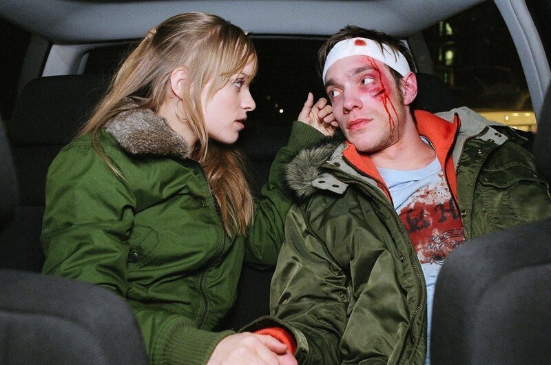 Sascha (Christoph Luser, r.), der von den Taxifahrern verprügelt wurde, und Andrea (Friederike Kempter, l.) bestreiten energisch, etwas mit dem Tod des Taxifahrers zu tun zu haben. Andrea will, dass Sascha endlich ins Krankenhaus gebracht wird. – Bild: Sat.1 /​ Thekla Ehling Eigenproduktionsbild frei