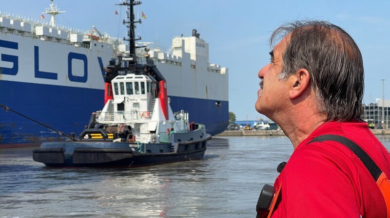 Anpacken an der Hafenkante: Ob Autofrachter oder Container-Schiff, die Festmacher in Bremerhaven helfen beim An- und Ablegen. Ein anstrengender und verantwortungsvoller Job mit Meerblick. – Bild: NDR Anpacken an der Hafenkante: Ob Autofrachter oder Container-Schiff, die Festmacher in Bremerhaven helfen beim An- und Ablegen. Ein anstrengender und verantwortungsvoller Job mit Meerblick. – Bild: NDR