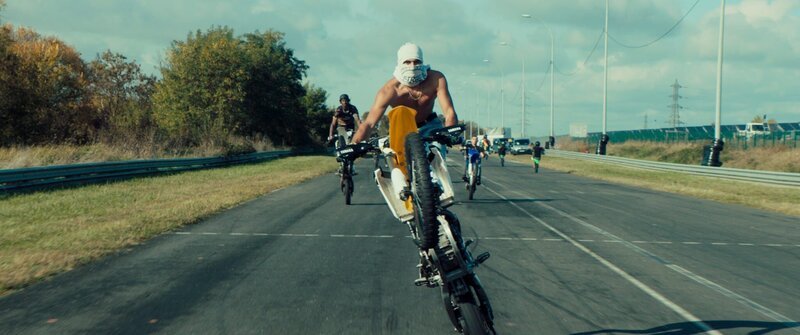 Die Biker messen sich auf der Rennstrecke bei tollkühnen Stunts. – Bild: CG Cinéma
