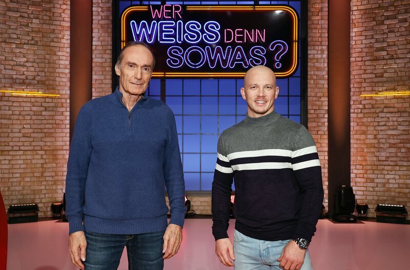Treten bei „Wer weiß denn sowas?“ als Kandidaten gegeneinander an: Der ehemalige Kunstturner Eberhard Gienger (l.) und der ehemalige Kunstturner Fabian Hambüchen (r.). – Bild: ARD/​Morris Mac Matzen