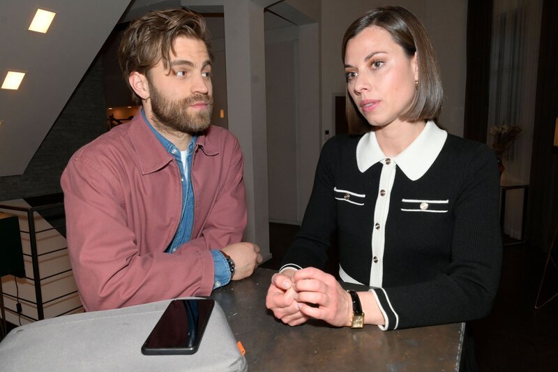 Julian (Onno Buß) merkt, dass Matilda (Anna-Katharina Fecher) mit den Gedanken bei Erik ist. – Bild: RTL
