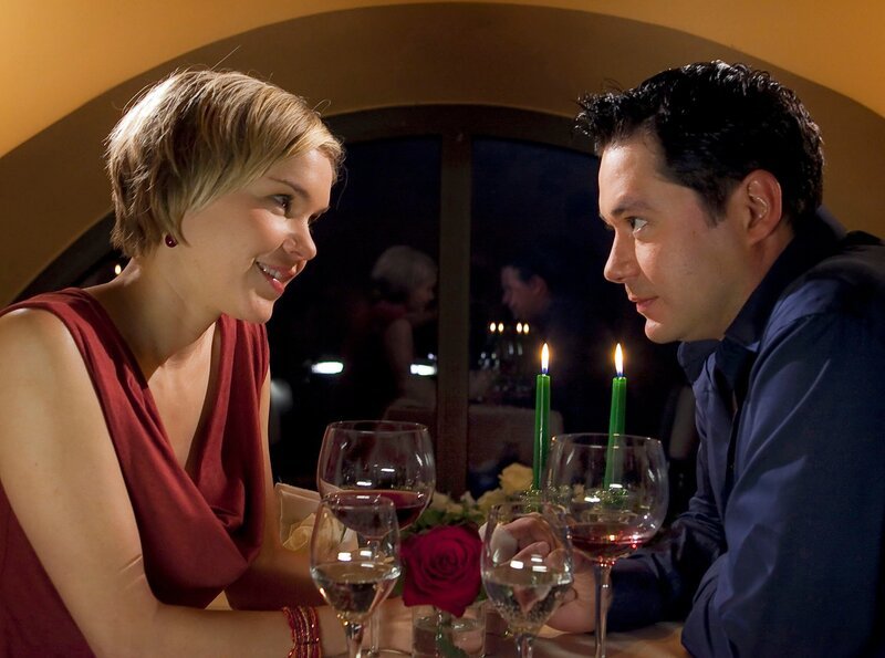 Philipp Brentano (Thomas Koch) und Carola Cleven (Anna Kubin) haben sich zu einem gemeinsamen romantischen Abendessen im Charlotto verabredet. – Bild: MDR/​Krajewsky