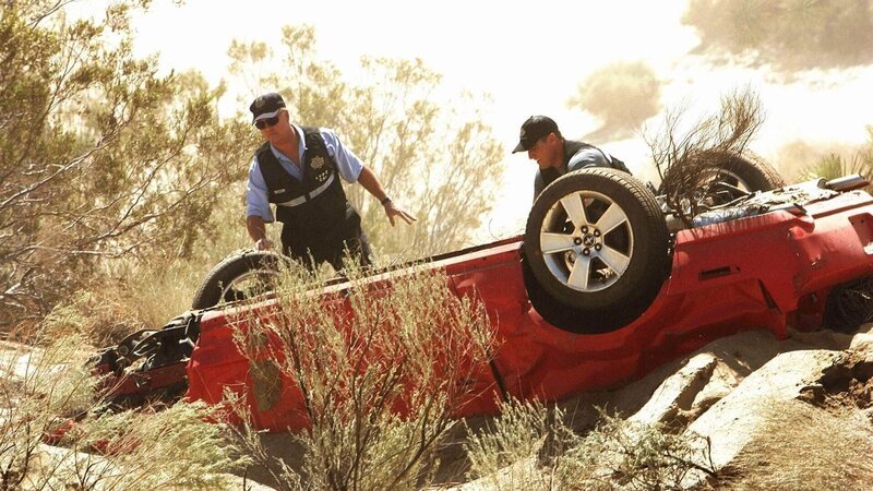 Gil Grissom (William Petersen, li.) und Nick Stokes (George Eads) haben tatsächlich das Autowrack in der Wüste gefunden, doch von Sara keine Spur. – Bild: MG RTL D /​ CBS