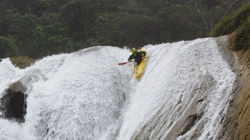 Evan Garcia fährt mit dem Kajak einen Wasserfall auf dem Fluss Santo Domingo in Mexiko hinunter. – Bild: Courtesy of Disney+