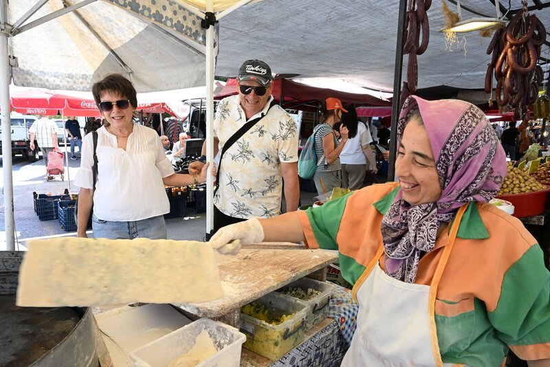 Petra und Herbert freuen sich über günstigere Lebenshaltungskosten. Für weniger als zwei Euro gibt es auf dem Markt in Alanya einen leckeren Imbiss. – Bild: ZDF und Enrico Demurray