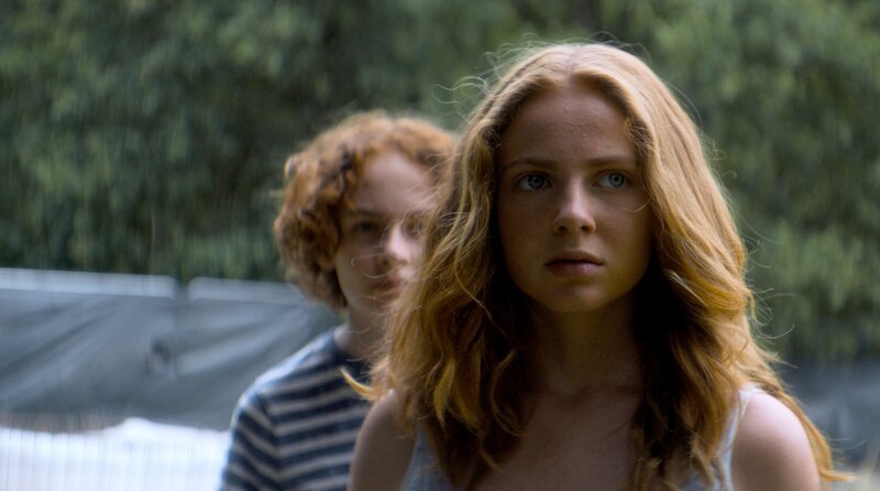 Rückblende: Maggie (Alix Heyblom) stellt sich schützend vor ihren Bruder Kai (Edgar Emil Garde). – Bild: ARD Degeto/​Surreal Dogs GmbH/​CBS Studios/​Repro